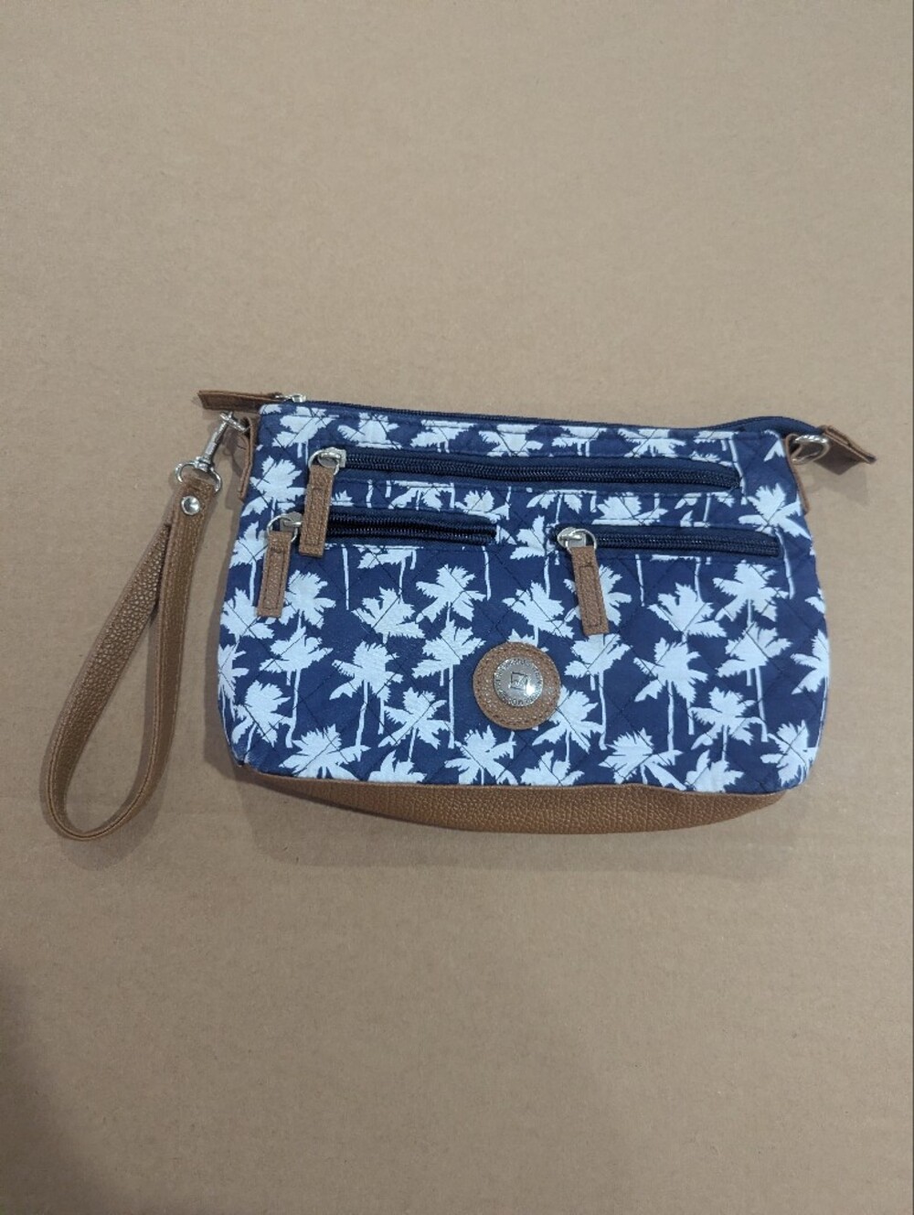 Stone Mountain Wristlet East/West 3 Bagger Quilted Bag With Wrist Strap *EUC